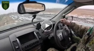 Архівні кадри, проліт ПТУРу поряд із машиною українських військових на Бахмутському напрямку