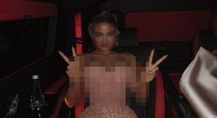 Another impeccable appearance by Kylie Jenner at Paris Fashion Week in a Schiaparelli dress (7 photos + 2 videos)