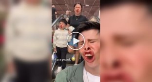 Мужчина примеряет смешные фильтры на себя и прохожих