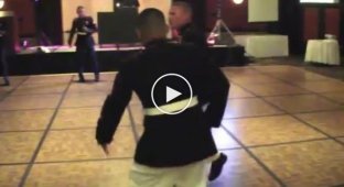Классный импровизированный танец американских военных