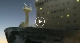 The huge nuclear icebreaker "Taimyr" passed a few meters from a group of travelers
