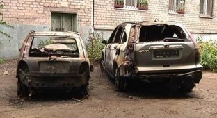 В Енакиево люди сожгли машины, отобранные у них российскими военными