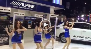 Модели Alpine танцуют на автосалоне
