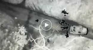 Украинский дрон с тепловизором сбрасывает гранаты на российскую военных на Кременском направлении
