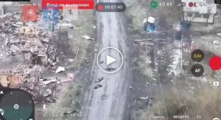Ліквідовані російські загарбники валяються у багнюці посеред вулиці у прикордонному селі на Сумщині
