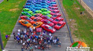 Фанаты Dodge Challenger сделали радугу из своих автомоблей (3 фото)