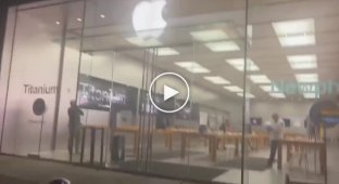 Мародеры в Филадельфии опустошили магазин Apple