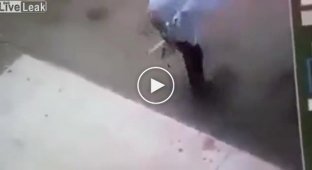 Момент внезапного нападения агрессивной кошки на мэра мексиканского города попал на видео