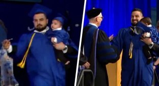 In the USA, police chased away this scene of a graduate with a baby in his arms (5 photos + 1 video)