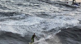 Сёрфинг на гигантской волне (3 фото)