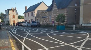 В маленьком французском городке нанесли запутанную разметку, чтобы водители не превышали скорость (2 фото)