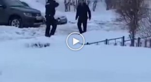 В Оренбурге полицейскому пришлось стрелять - неадекваты нападали с ножами на прохожих