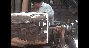 Интересное видео работы с большим бревном на токарном станке