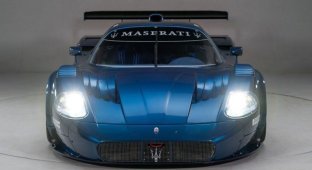 Super-rare Maserati MC12 Versione Corse racing car is up for sale, but its first owner never drove it (17 photos + 1 video)