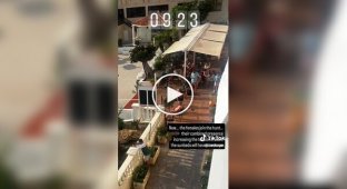 Туристы устроили борьбу за шезлонги у бассейна