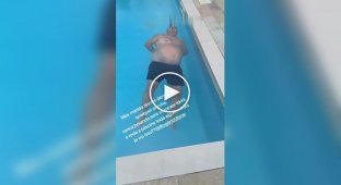 Мужчина уснул в бассейне