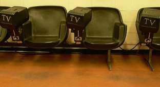 What are TV seats and why were they installed at train stations (9 photos)