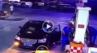 A gas station worker in China quickly got his bearings in the situation and began to put out the fire