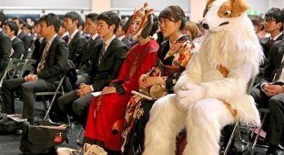 Студенти японського університету приходять на випускний у незвичайних костюмах (15 фото)