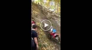 Іноді підйом на гору з мотоциклом закінчується, як на цьому відео.