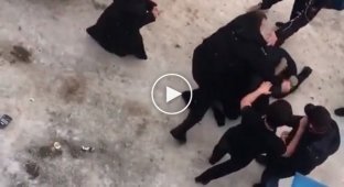 Драка полицейских с местными жителями в Дагестане