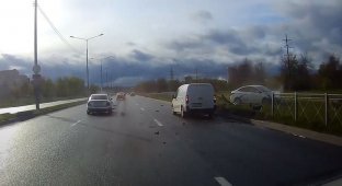 Лихой водитель на "Ауди" перевернул "Солярис" в Петербурге (3 фото + 2 видео)