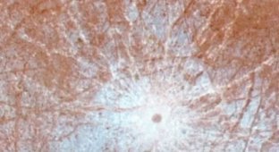 Полюбуйтесь на восстановленные снимки юпитерианской Европы из архива NASA (10 фото)