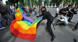 Батько разогнал гей-парад (6 фото)