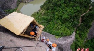 В Китае открыли ларек на скале (4 фото)