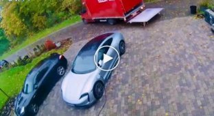 Водитель грузовика не заметил, как искорежил дорогостоящий спорткар