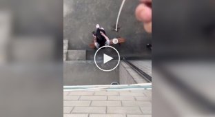 Парень с помощью веревки и жука стащил еду у девушки