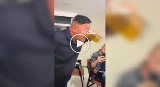 Мужчина выпил пиво через нос