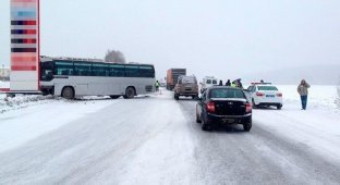 ДТП с пассажирским автобусом в Свердловской области (3 фото + 1 видео)
