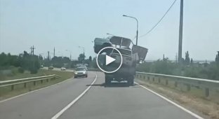 Необычный способ перевозки кузовов