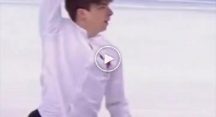 At the European Championships, Ukrainian figure skater Ivan Shmuratko performed in a shirt with a blood stain