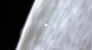 Сатурн выглядывает из-за Луны