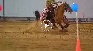 Соревнования по ковбойской стрельбе верхом на лошади
