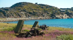 Заброшенная тяжелая военная техника на берегу Баренцева моря (50 фото)