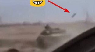 Российский танк уничтожен ударом украинской ПТРК, снято со следующего танка в цепочке