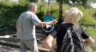 Пенсионер нокаутировал костылем оскорбившую его женщину (мат)