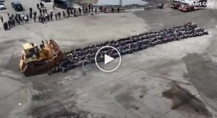 В Нью-Йорке полиция показательно раздавила сотни незаконных мопедов
