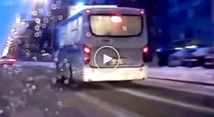 В Уфе у пассажирского автобуса отлетели сразу два колеса прямо на дороге
