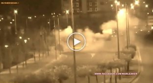 Турецкий боевой вертолет обстреливает полицейские машины