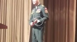Генерал Виктор Золотов исполнил песню, удивив целый актовый зал