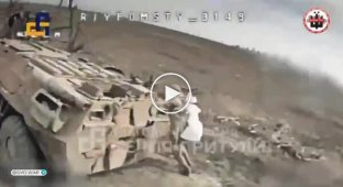 Двоє окупантів із білими мішками за плечима бігають перед смертю навколо пошкодженої бронемашини, намагаючись втекти від дрона