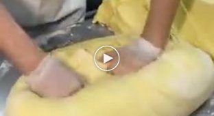 Эти ребята готовят пончики в промышленных объемах