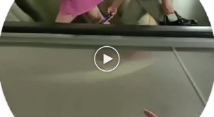 Девушку в розовом платье засняли в пикантной позе на эскалаторе московского метро