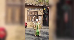 Актриса парка «Великая династия Сун» в Кайфэне стала популярной из-за необычного танца