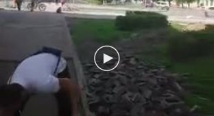 Терпение лопнуло. Мужчина из Кузбасса начал срывать плитку с тротуара из-за невыплаченной зарплаты