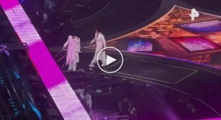 Музыкант упал со сцены во время концерта